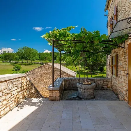 Zaneta Villa *