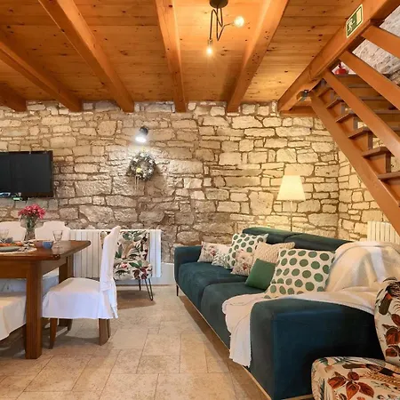 Zaneta Villa *