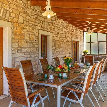 Zaneta Villa *