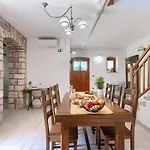 Zaneta Villa
