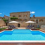 Zaneta Villa *