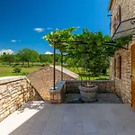 Zaneta Villa *