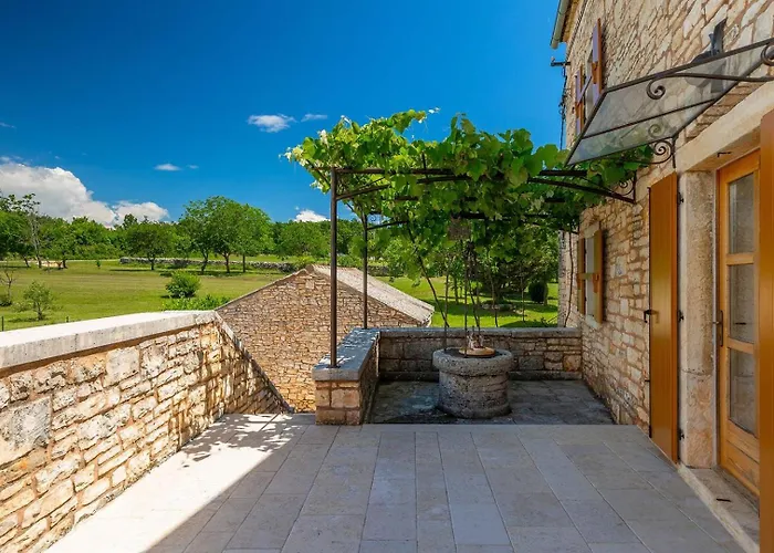Zaneta Villa *